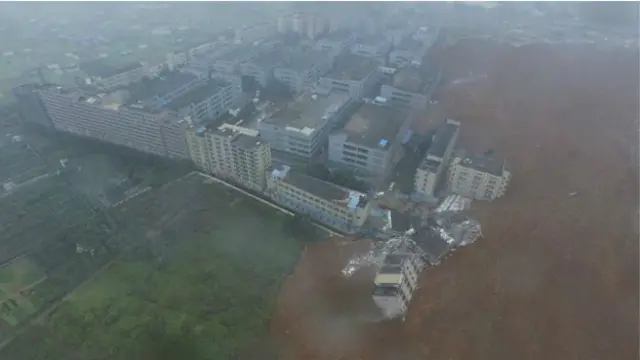 صورة للموقع من الجو تظهرتأثير انهيار التربة.