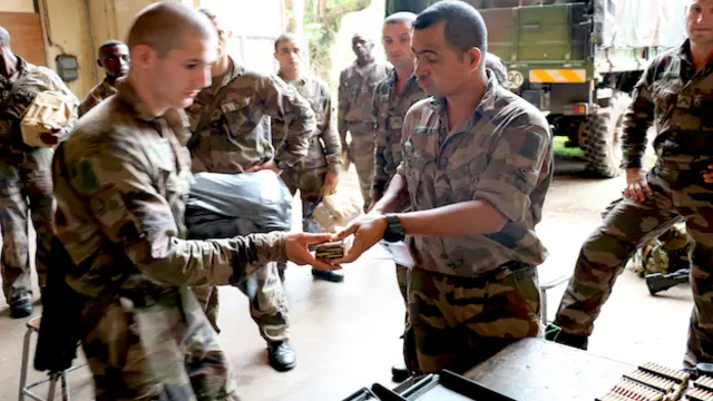 Reparto de municiones durante una misión de la Legión Extranjera francesa legionarios en torno al Centro Espacial Guyanés.