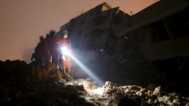 Tim SAR mencari korban longsor di Cina.