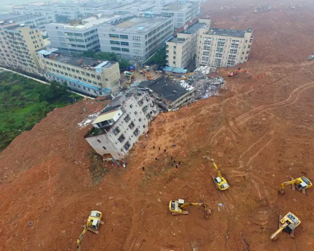 Серед обвалених будинків - два гуртожитки