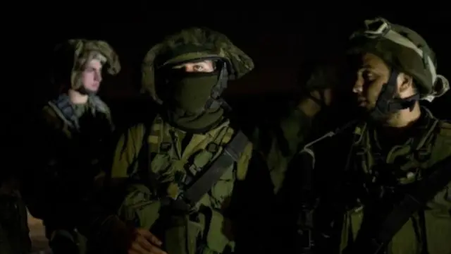 جنود إسرائيليون يبحثون عن صواريخ أطلقت من لبنان على إسرائيل.