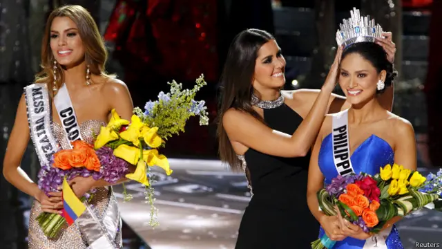 上届冠军将后冠从哥伦比亚小姐头上摘下，戴到菲律宾小姐头上。