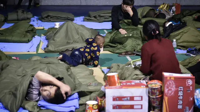 撤离的群众在深圳市光明新区群众体育中心休息（新华社图片20/12/2015）