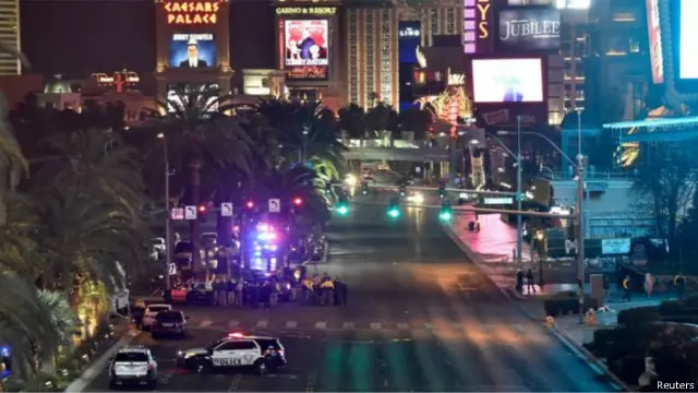 د لاس ويګاس پوليسو د ټويټر په يوه پيغام کې ويلي، چې موټر چلوونکی اوس د امنيتي ځواکونو په توقيف کې دی