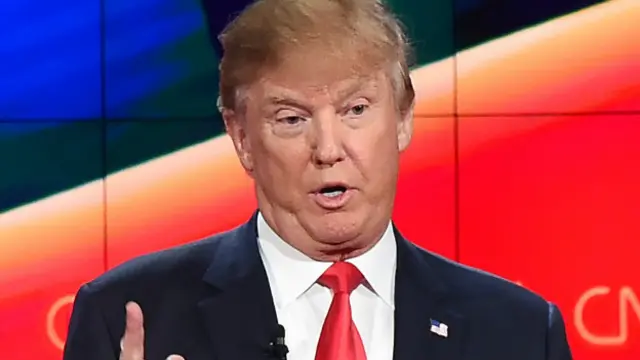 Donald Trump menuntut Hillary Clinton minta maaf.