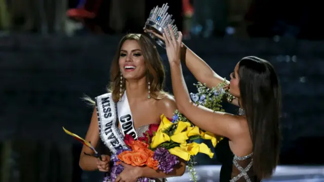 و تاجگذاری انجام می‌شود