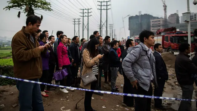 深圳光明新区楼房倒塌现场外失踪者聚集（21/12/2015）