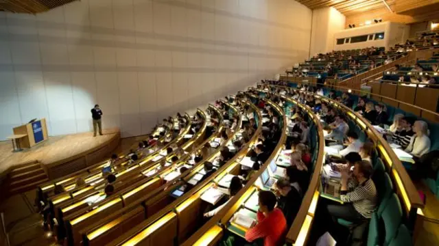 Tỷ lệ thất nghiệp của người có trình độ đại học, sau đại học quý Ba 2015 tại Việt Nam rất cao