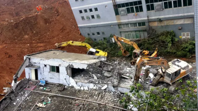 منگل کو ایک لاش نکالی گئی ہے جبکہ ابھی بھی بہت سے لوگ لاپتہ بتائے جاتے ہیں