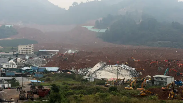 شدید بارش کی وجہ سے پہاڑی پر جمع ملبہ مکانوں پر آ گیا تھا