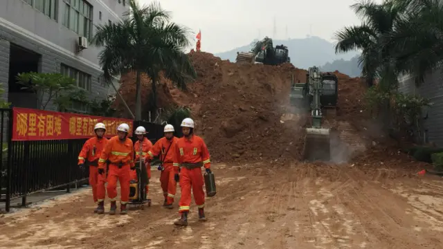 امدادی کارروائی جاری ہے جبکہ حکام کا کہنا ہے کہ ملبے کے اندر زندگی کے آثار مل رہے ہیں