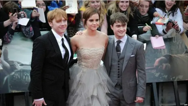 Harry Potter filmlerinde başrolleri, resimde görüldüğü sırayla Rupert Grint, Emma Watson ve Daniel Radcliffe oynuyordu.