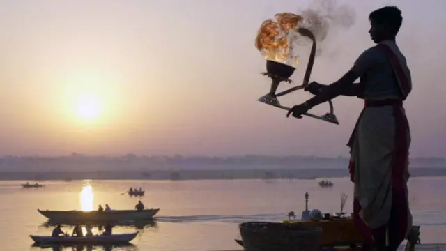 恆河岸邊的晨禱（圖片來源：AFP/Getty Images）