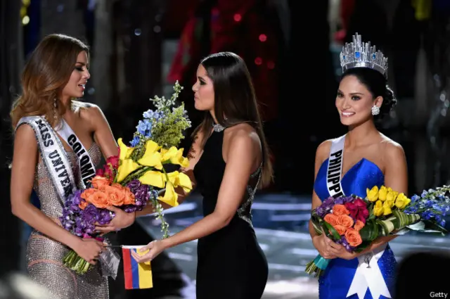 Y darle explicaciones a su paisana.