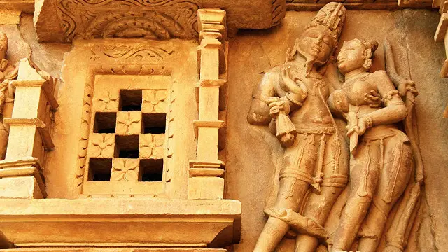 Скульптури на стінах індійського храму
