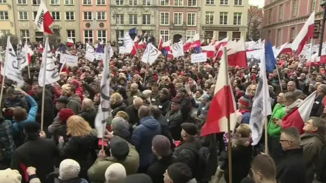 Hàng nghìn người dân Ba Lan xuống đường trong hai buổi cuối tuần liền nhau phản đối chính phủ phe hữu