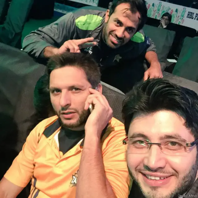 شاہد آفریدی، وہاب ریاض پشاور زلمے کے مالک جاوید آفریدی کے ساتھ