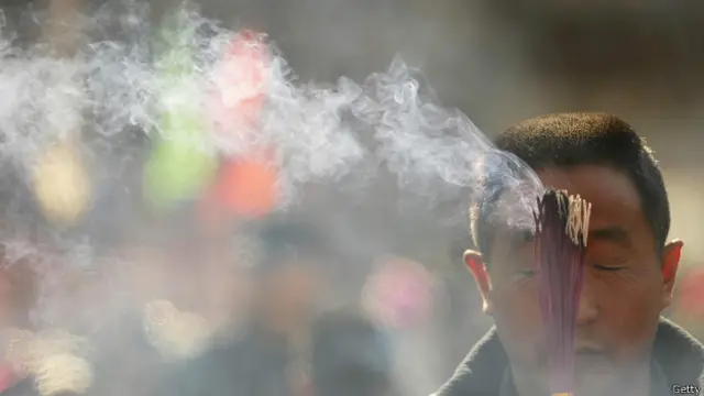 Este hombre quema incienso en el templo de Confucio, un pensador chino del que Giosue Cozzarelli nunca oyó hablar.