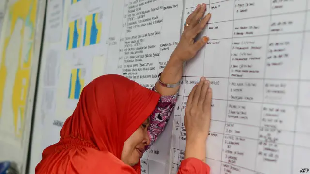 Seorang keluarga korban KM Marina yang tenggelam di Teluk Bone, Sulawesi Selatan, Sabtu (19/12).