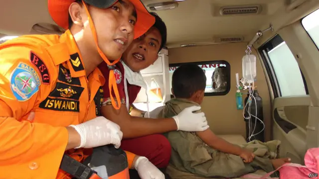 Tim SAR menyelamatkan seorang bocah yang selamat dari kapal Marina yang ternggelam.