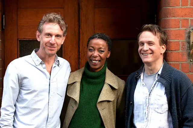 保罗·索恩利（左起），诺玛‧杜梅温妮与杰米‧帕克。分别饰演成年的罗恩‧卫斯里、赫敏·格兰杰及哈利‧波特。