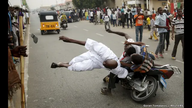 Колишній військовий правитель Мохаммаду Бухарі став першим опозиційним кандидатом, який виграв президентські вибори у Нігерії. Під час святкувань перемоги у місті Кано один з прихильників пана Бухарі врізався на мотоциклі у групу інших симпатиків новообраного президента.