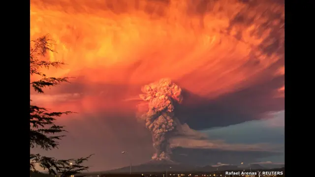 Вулкан Кальбуко на півдні Чилі вивергався тричі протягом восьми днів, що змусило владу країни віддати наказ евакуювати 2,5 тис людей з прилеглих територій. Протягом кількох десятиліть вулкан спав, але 22 квітня 2015 року сповістив про своє пробудження, викинувши у повітря стовп лави та попелу у кілька кілометрів заввишки.