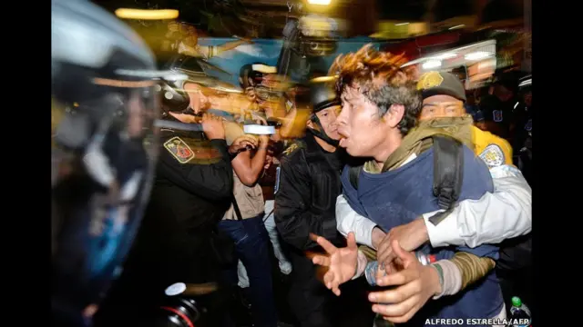 Батьки 43 зниклих мексиканських студентів провели марш у Мехіко, вимагаючи повноцінного розслідування. 43 студенти зникли 26 вересня минулого року після протестів у місті Ігуала, що переросли у сутички із поліцейськими. Прокуратура стверджує, що студентів захопила місцева поліція і передала кримінальному угрупованню, члени якого їх вбили.