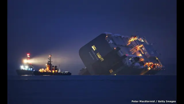 Буксир відтягує Hoegh Osaka, що сів на мілину біля узбережжя Британії у січні 2015 року. 51-тонне судно вдалося вирівняти та відбуксувати у Саутгемптон.
