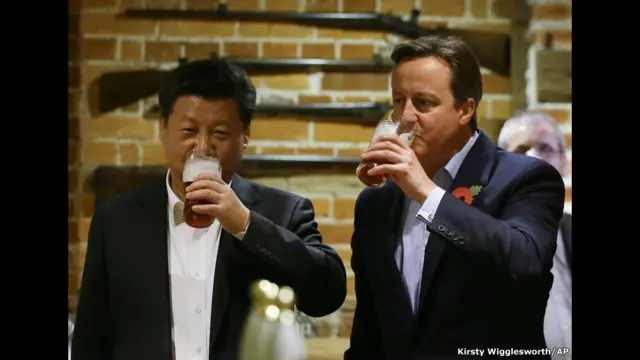 Президент Китаю Сі Цзиньпин та британський прем'єр Девід Кемерон випили по келиху пива під час візиту пана Цзиньпина до Великої Британії у жовтні 2015 року.