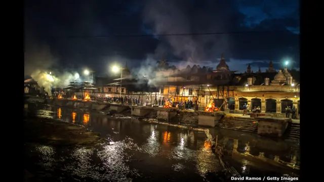 У квітні 2015 року в Непалі стався землетрус у 7,8 бали, що забрав життя понад 8000 людей. Ще тисячі людей зазнали поранень та залишилися без даху над головою. Тіла деяких загиблих кремували у храмі Пашупатінатх, що в Катманду.