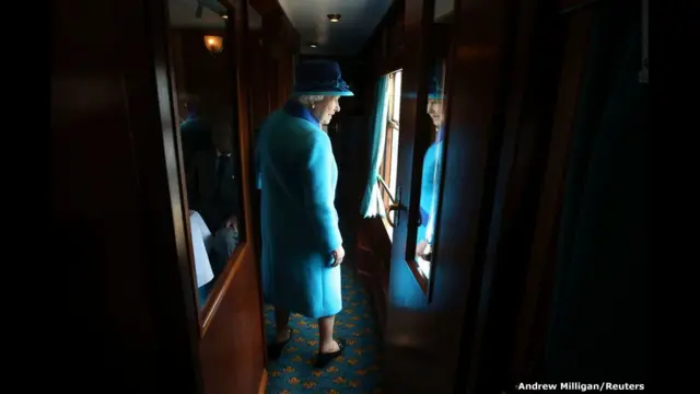 Королева Єлізавета ІІ подякувала усім, хто привітав її із тим, що вона стала монархом, який найдовше править Британією. Станом на 17:30 за лондонським часом 9 вересня 2015 року вона правила 23 226 дні, 16 годин і майже 30 хвилин, перевершивши досягнення своєї пра-пра-бабці Вікторії. На цьому знімку королева під час відкриття залізниці Scottish Borders Railway у Шотландії, де вона і провела цей урочистий день.