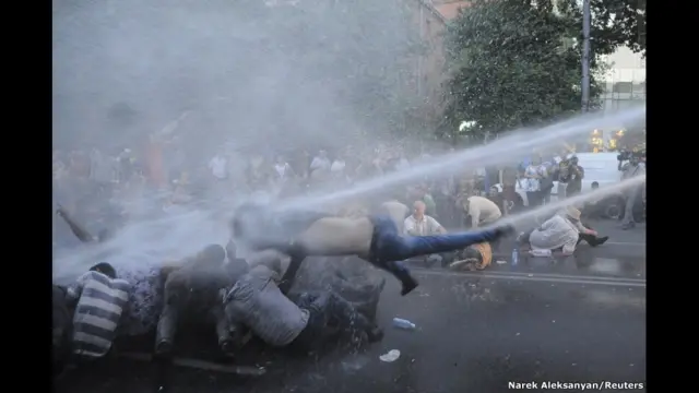 Тисячі людей вийшли на вулиці столиці Вірменії Єревана на знак протесту проти підвищення цін на електрику.