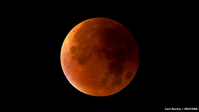 Люди по всьому світу спостерігали рідкісне природне явище: місячне затемнення співпало з супермісяцем. Наступного разу подібне явище можна буде спостерігати у 2033 році.