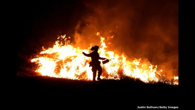Пожежники відчайдушно боролися із одразу двома десятками лісових пожеж, що спалахнули у посушливих регіонах північної Каліфорнії. Одна з пожеж вирувала у серпні протягом тижня.