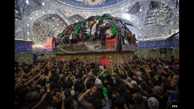 Мусульмани-шиїти зібралися у храмі Імама Хуссейна під час святкування релігійного свята Арбаін у святому місті Карбала на півдні Іраку.