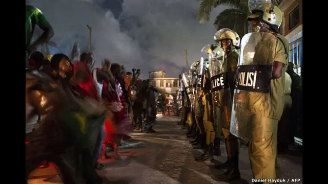 Поліція охороняє правопорядок під час святкувань у Танзанії з нагоди перемоги кандидата від опозиційної коаліції на парламентських виборах в окрузі Кінондоні.