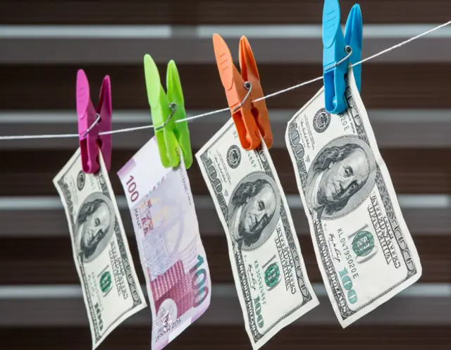 Манаты и доллары, развешанные на веревке