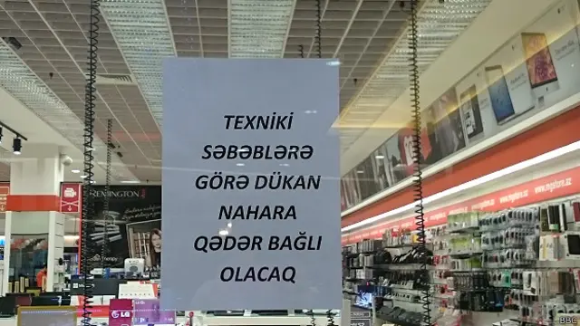“Music Galery” mağaza şəbəkəsinin qapılarına “Texniki səbəblərə görə dükan nahara qədər bağlı olacaq” elanı vurulub, amma mağaza nahardan sonra da bağlı olub.