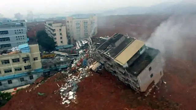 لینڈ سلائیڈنگ کے نتیجے میں تقریباً تین لاکھ 80 ہزار مربع میٹر علاقہ مٹی تلے دب گیا ہے، جو فٹبال کے تقریباً 50 میدانوں کے برابر ہے