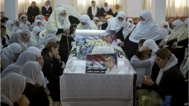 نساء درزيات في قرية عين قينة الخاضعة للإدارة الإسرائيلية في الجولان في مجلس عزاء لفرحان عصام شعلان الذي قتل مع القنطار في سوريا