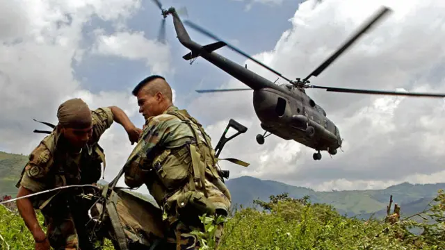Ejército de Colombia en operativo contra las FARC en 2005