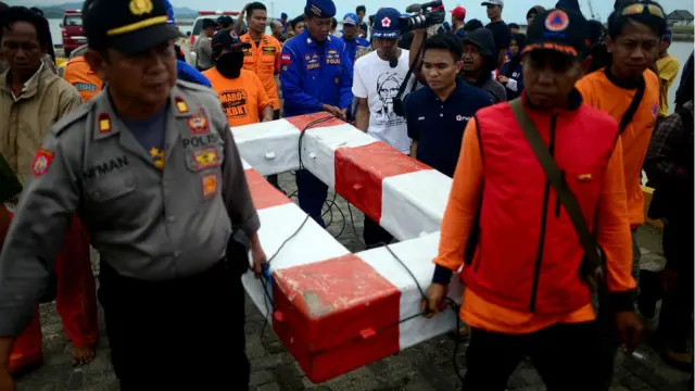 Tim SAR membawa salah satu bagian kapal yang diyakini berasal dari KM Marina.