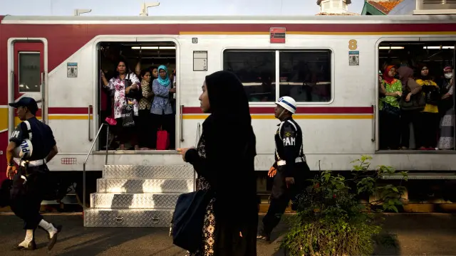 Perbedaan tinggi antara pintu masuk kereta dengan peron kerap jadi halangan buat kelompok difabel.