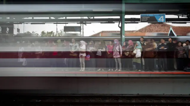 Menurut PT Kereta Commuter Jabodetabek, mereka akan menambah pintu manual agar pengguna kursi roda tak terhalang palang masuk stasiun.