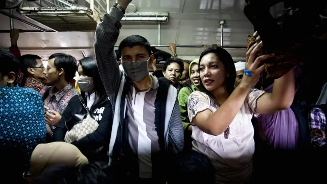 Saat kereta penuh, kelompok difabel sering tak mendapat prioritas seperti yang seharusnya diterima.