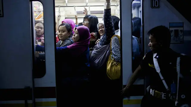 Untuk 8 rangkaian kereta, akan tersedia 4 petugas.