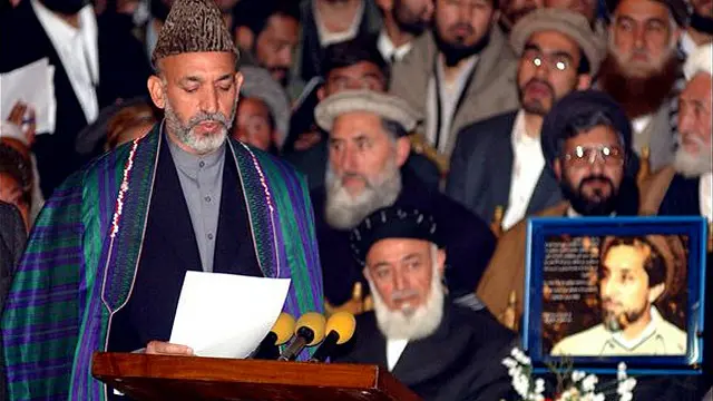 مراسم تحلیف حامد کرزی، اول جدی ۱۳۸۰. او ریاست حکومت ائتلافی متشکل از سی عضو مرتبط با گروه‌های مختلف سیاسی-قومی را به عهده گرفت