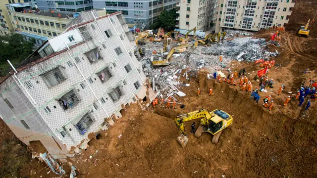 搜救行動進入第三天，22日深圳光明新區滑坡災害救援現場狀況。