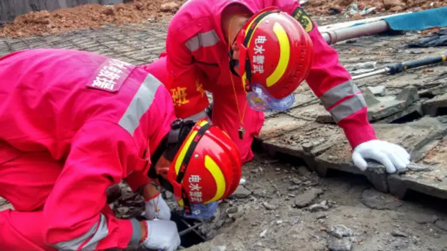 Media lokal lainnya melaporkan tim SAR telah mendeteksi “tanda-tanda kehidupan” di beberapa titik, dan telah melakukan penggalian di enam lokasi.